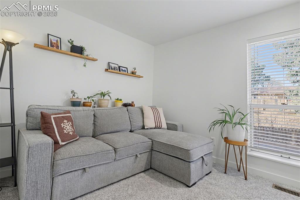 Image 21 of 27: Sitting Room