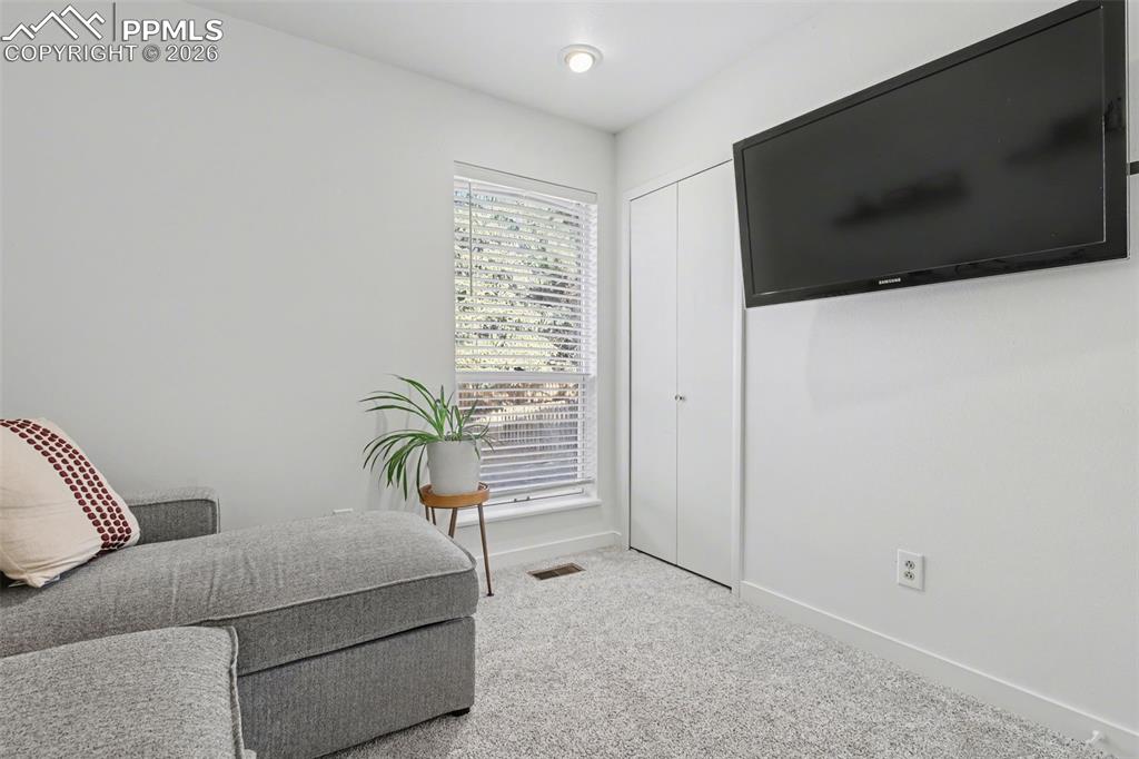 Image 22 of 27: Sitting Room