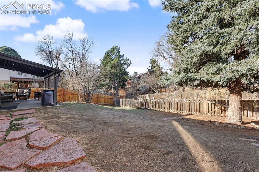 Image 25 of 27: Yard