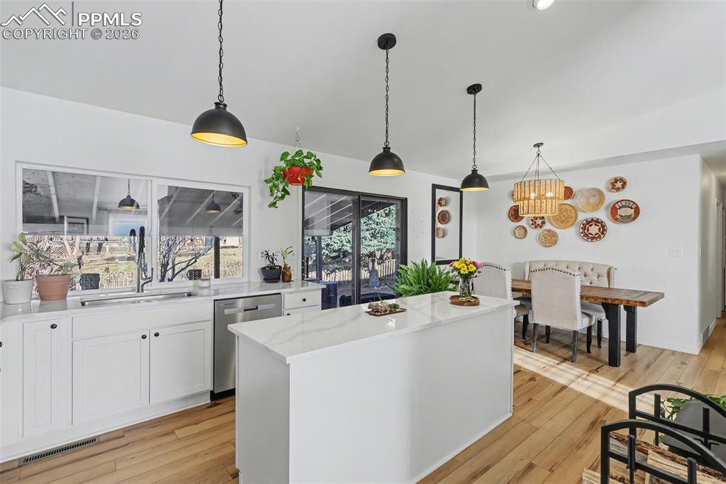 Image 7 of 27: Kitchen