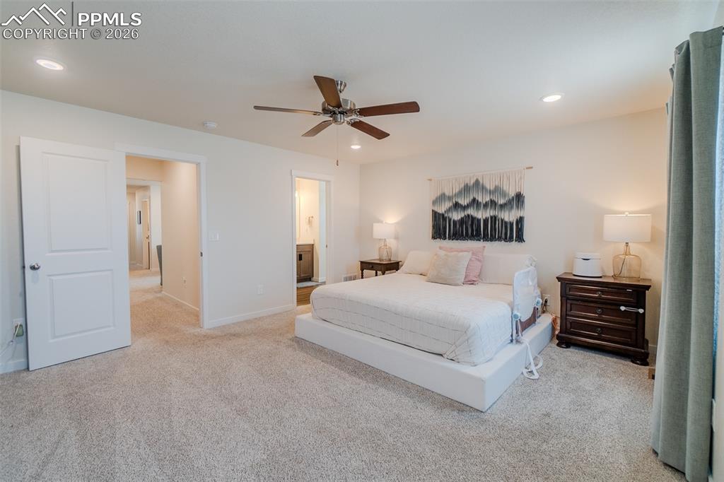 Image 22 of 47: Bedroom