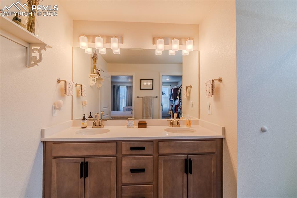 Image 28 of 47: Bathroom