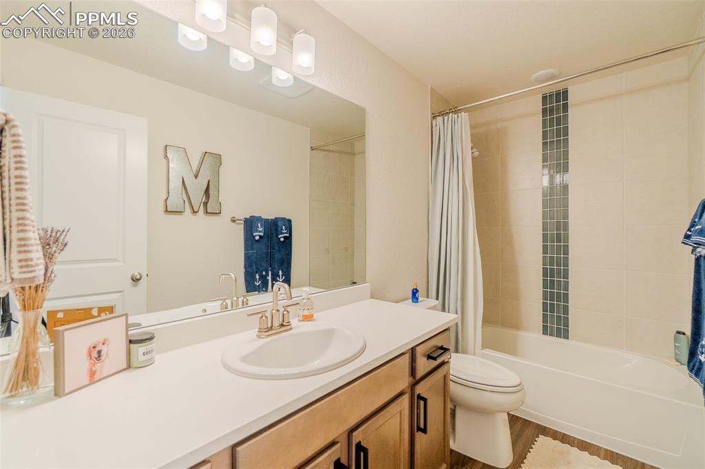 Image 33 of 47: Bathroom