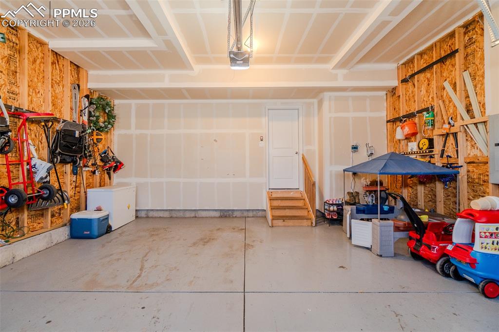 Image 39 of 47: Garage