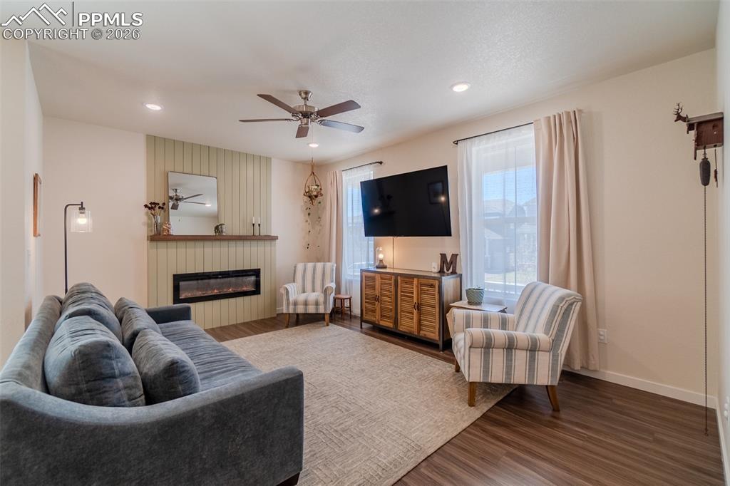 Image 7 of 47: Living Room