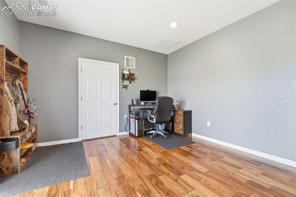 Image 16 of 49: Office