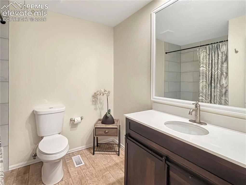 Image 8 of 44: Bathroom