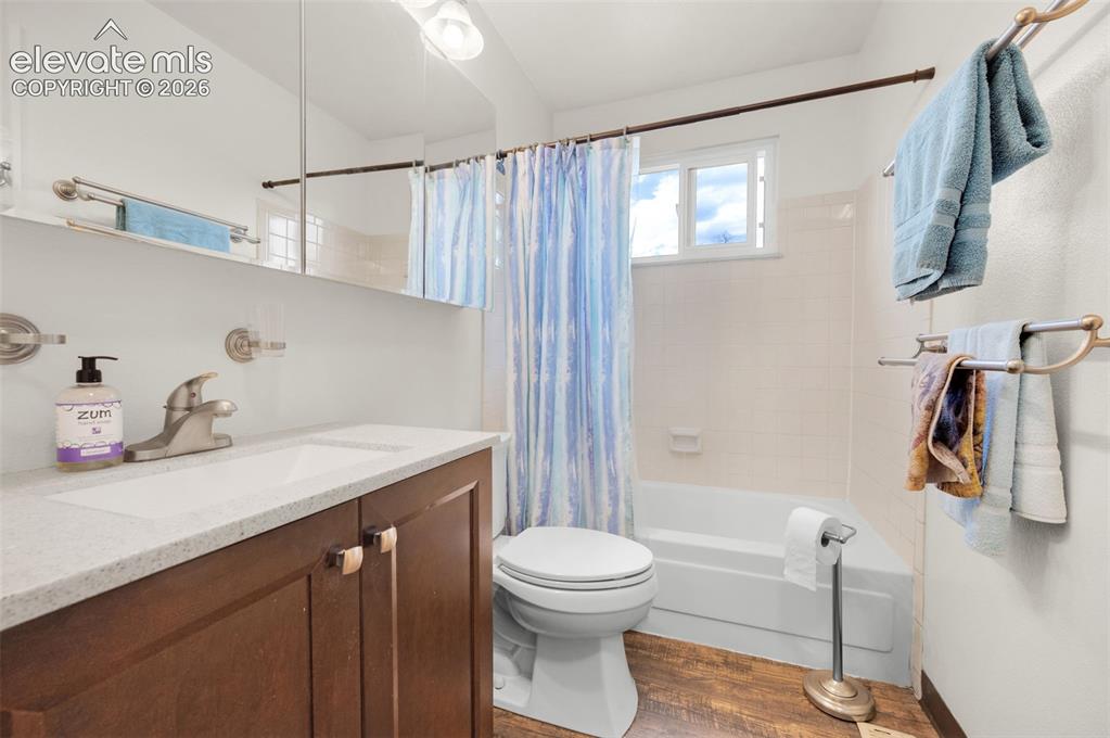 Image 16 of 33: Bathroom