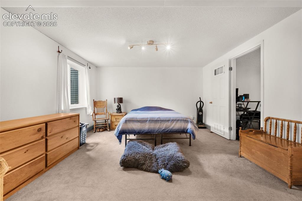 Image 19 of 33: Bedroom