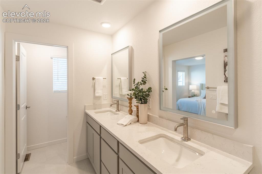 Image 20 of 22: Bathroom