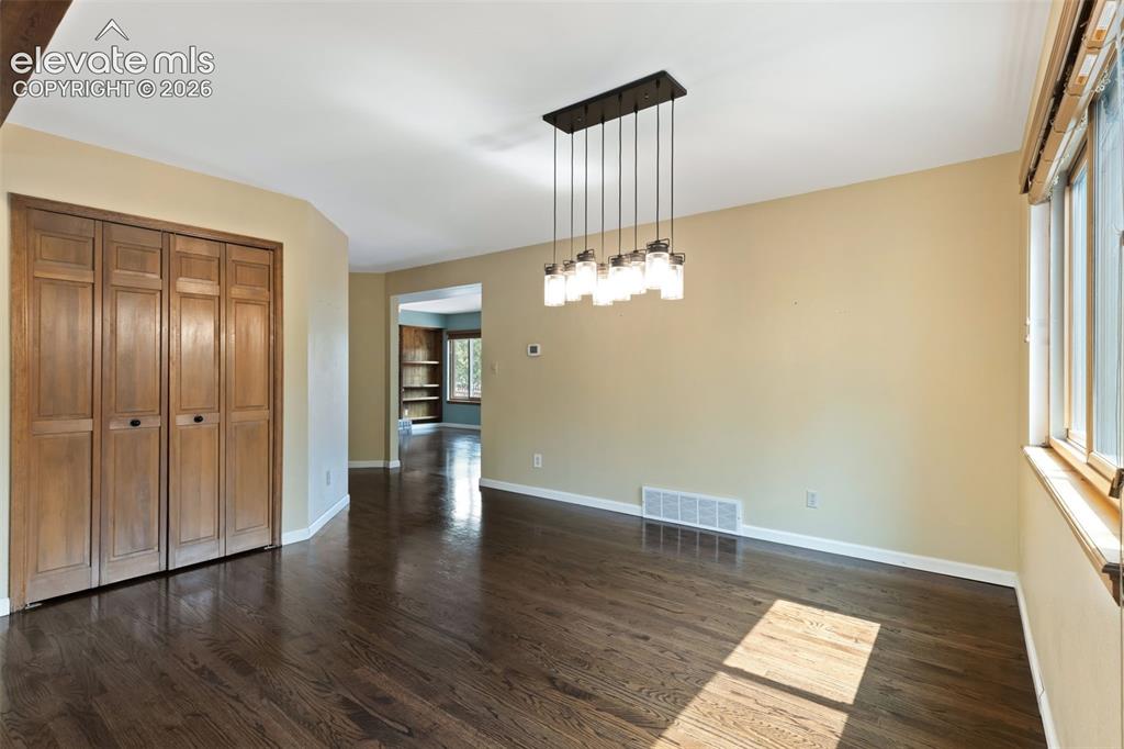 Image 11 of 50: Dining Area