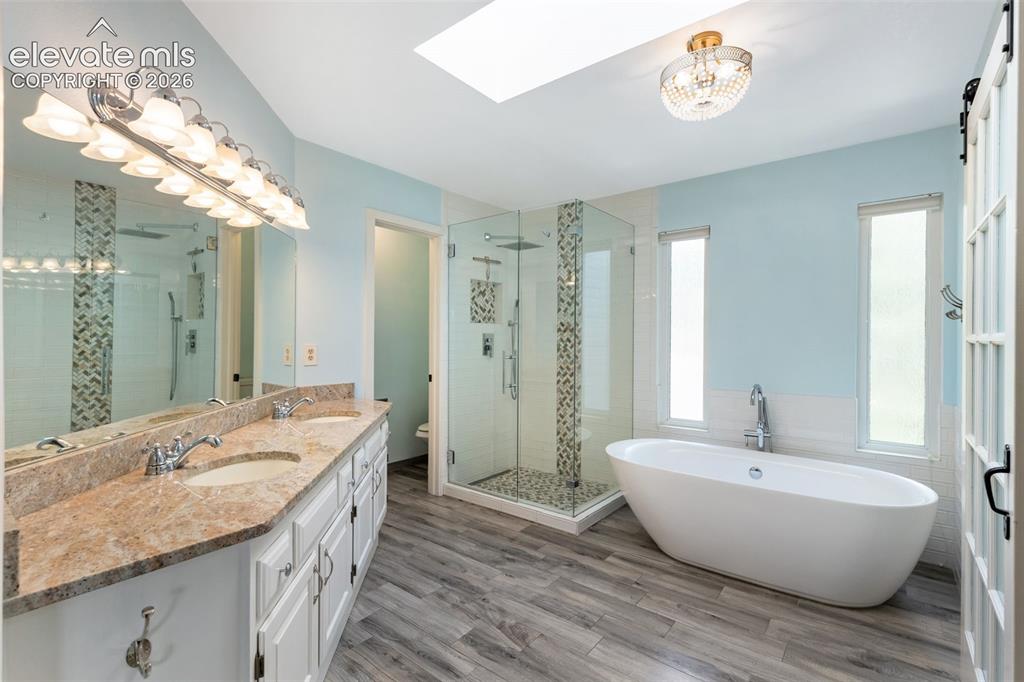 Image 32 of 50: Soaking Tub / Spa Shower
