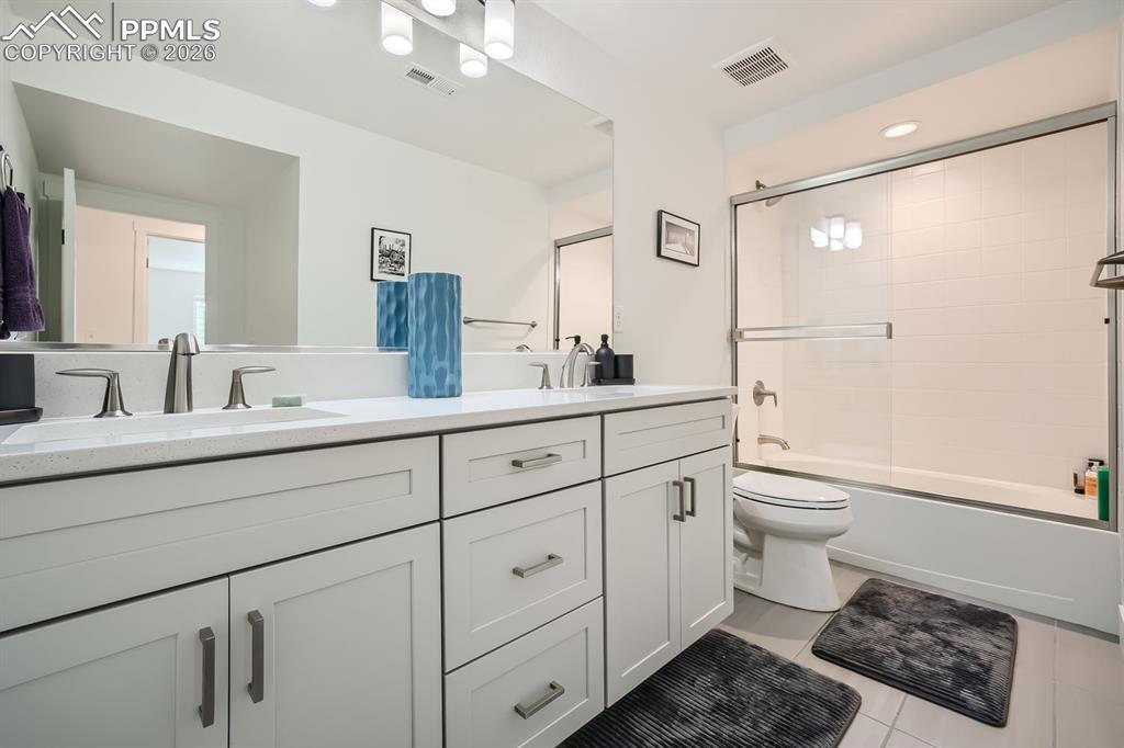 Image 25 of 31: Bathroom