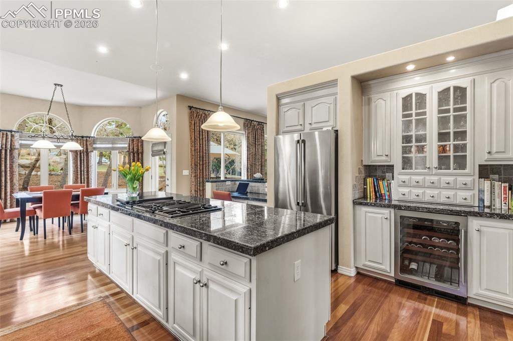 Image 10 of 44: Kitchen