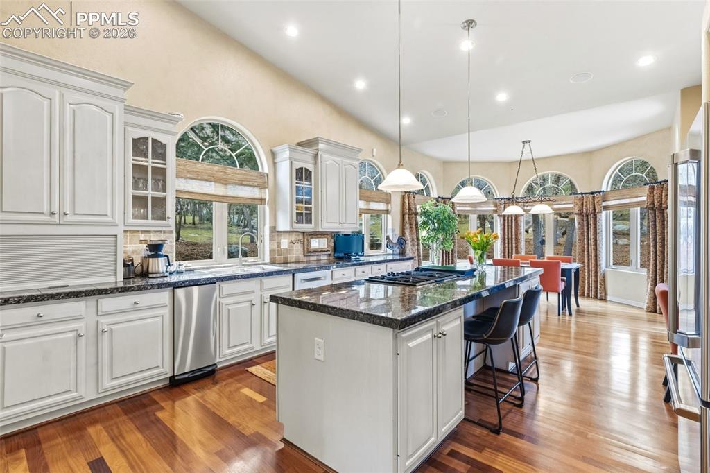 Image 11 of 44: Kitchen