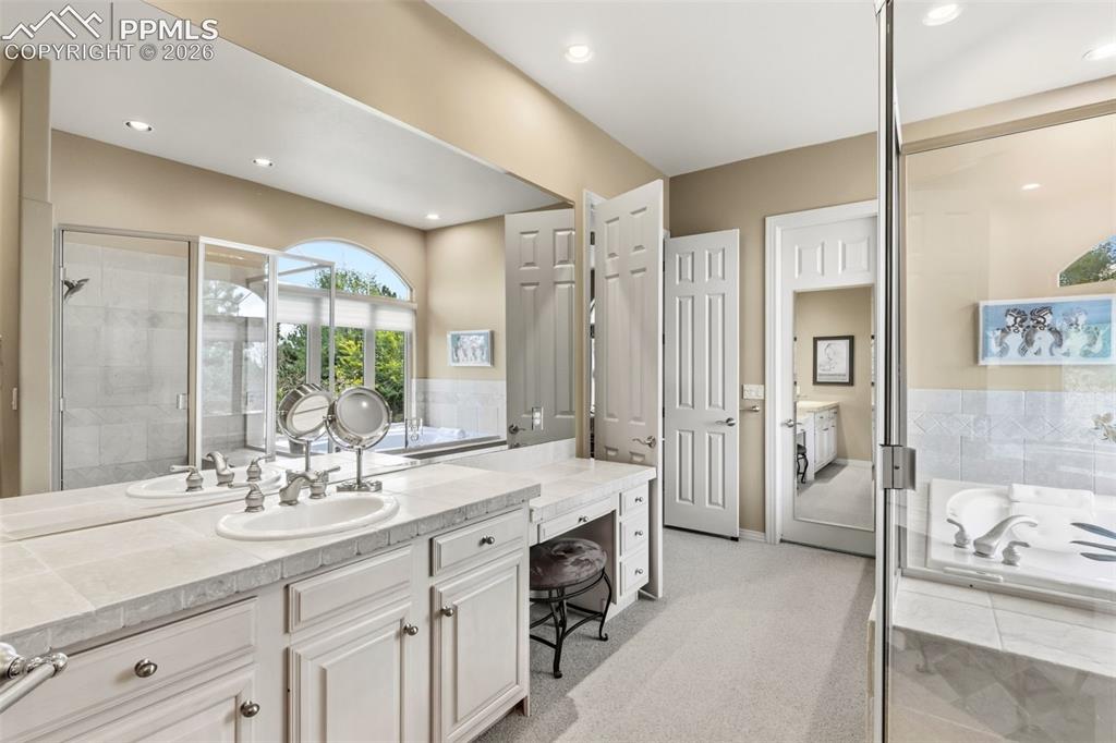 Image 17 of 44: Bathroom