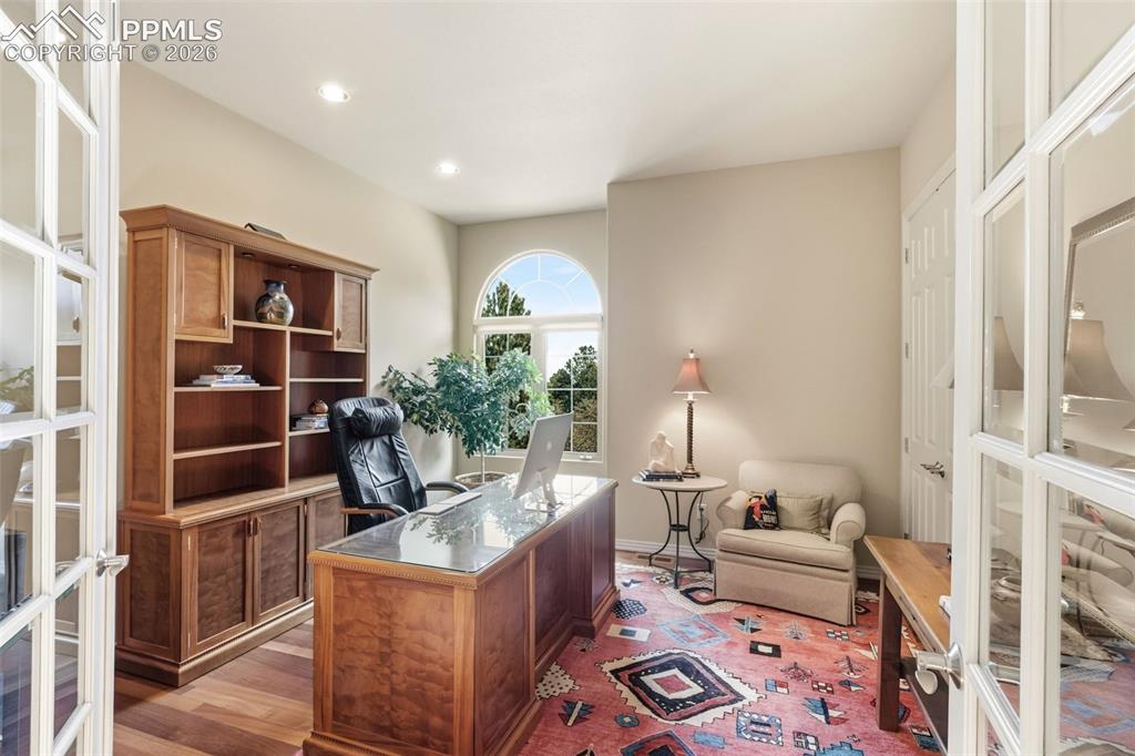Image 19 of 44: Office