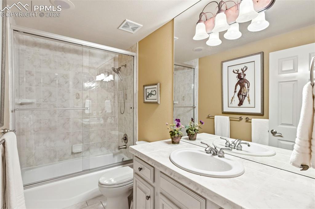 Image 32 of 44: Bathroom