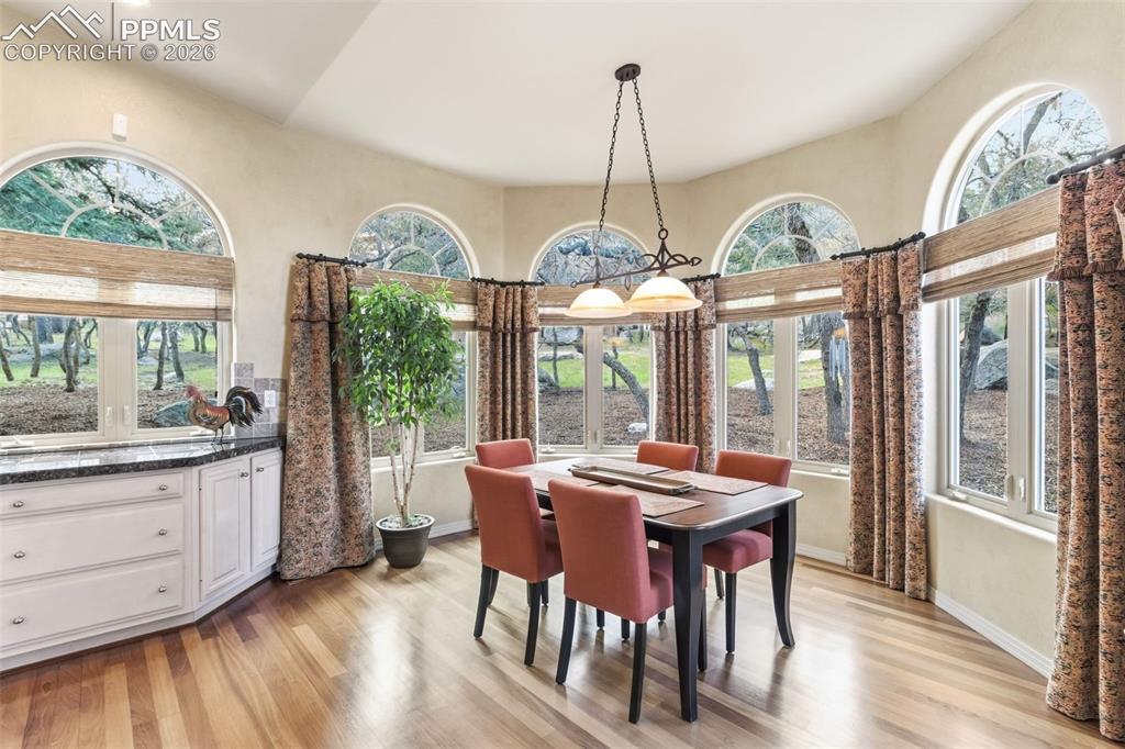 Image 9 of 44: Dining Area