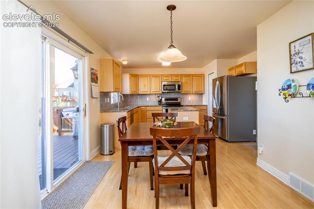 Image 10 of 50: Dining Area