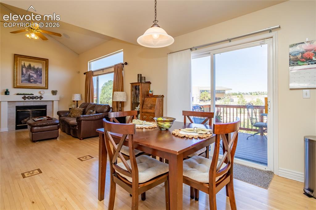 Image 11 of 50: Dining Area