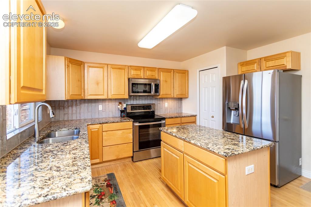 Image 12 of 50: Kitchen