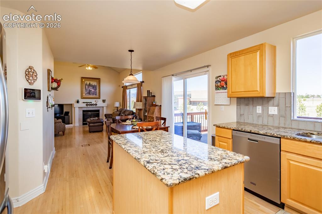 Image 14 of 50: Kitchen