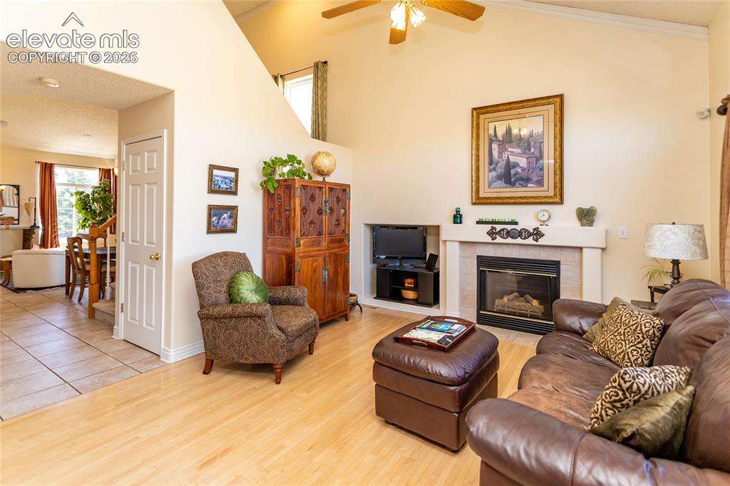 Image 19 of 50: Living Room