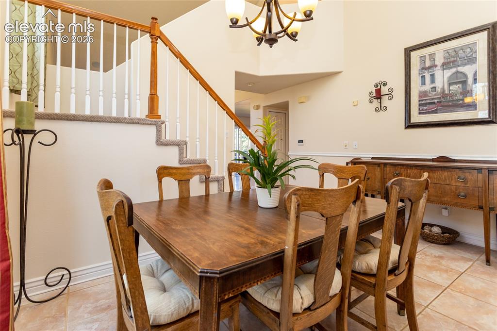 Image 7 of 50: Dining Area