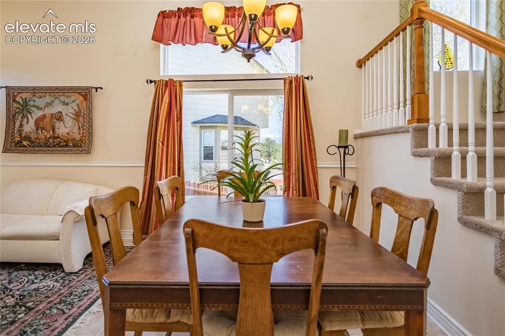 Image 8 of 50: Dining Area