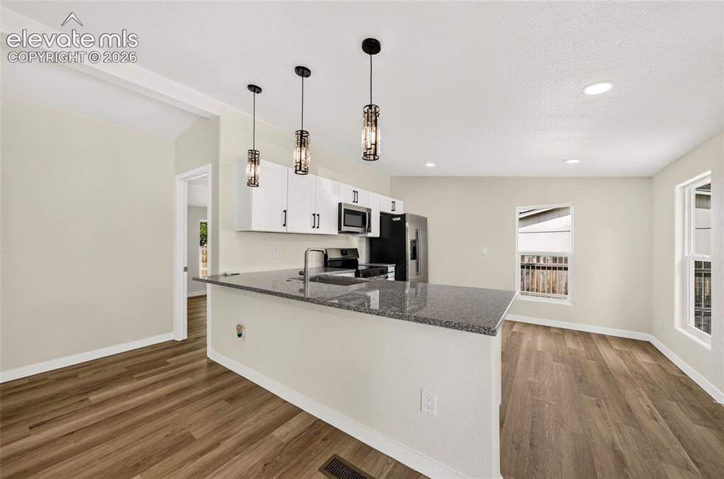 Image 10 of 25: Kitchen