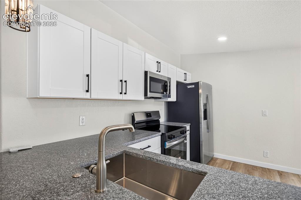 Image 11 of 25: Kitchen