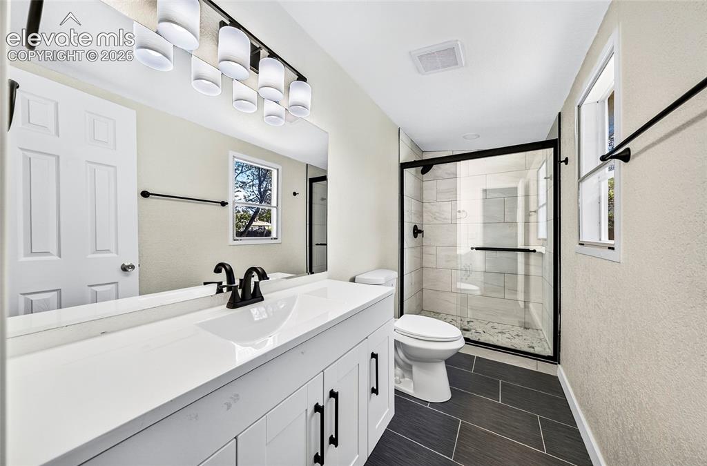 Image 16 of 25: Bathroom