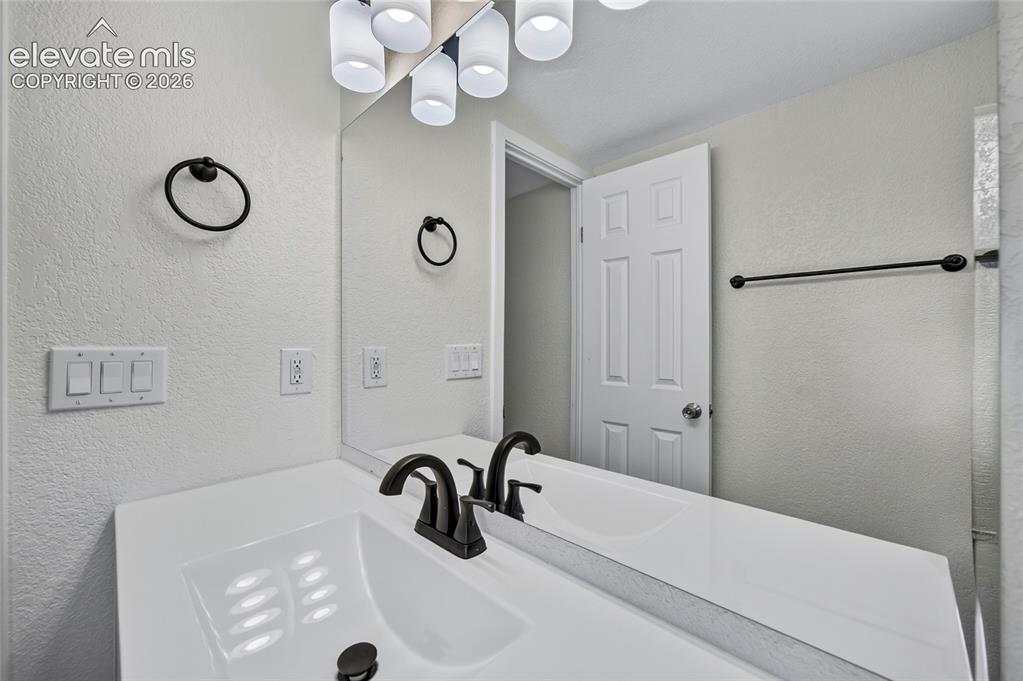 Image 17 of 25: Bathroom