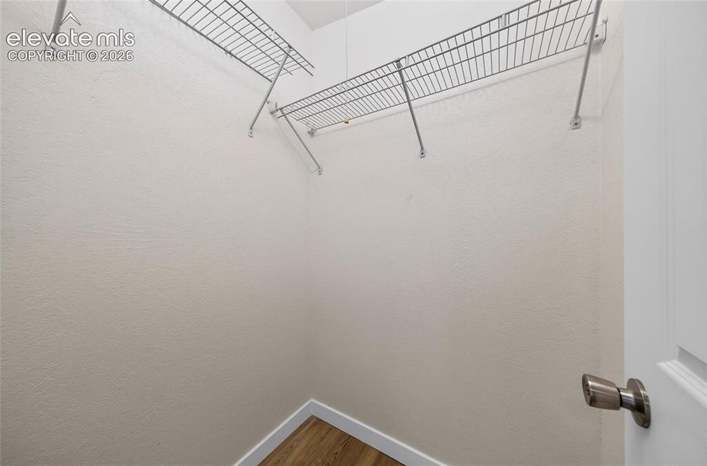 Image 18 of 25: Closet
