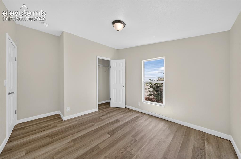 Image 19 of 25: Bedroom