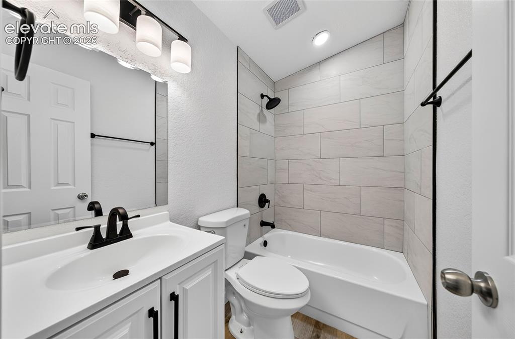 Image 21 of 25: Bathroom
