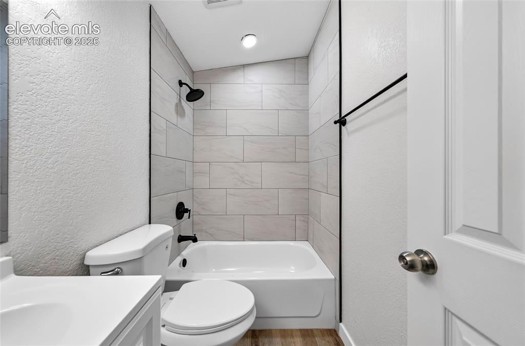 Image 22 of 25: Bathroom