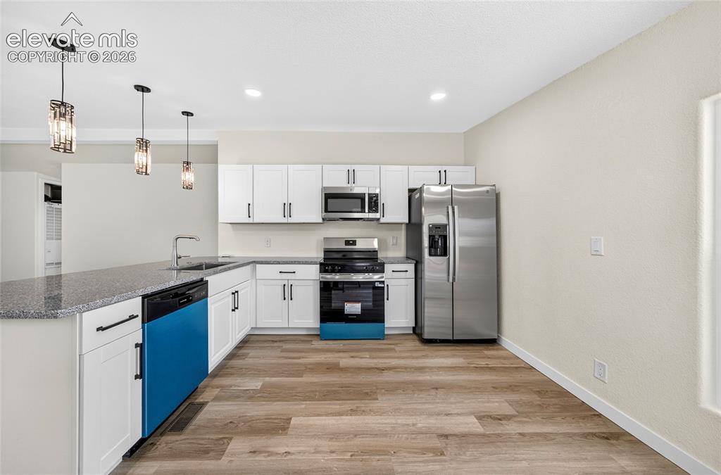 Image 6 of 25: Kitchen