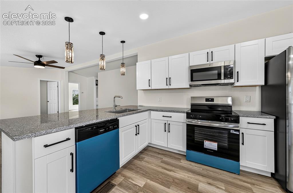 Image 7 of 25: Kitchen