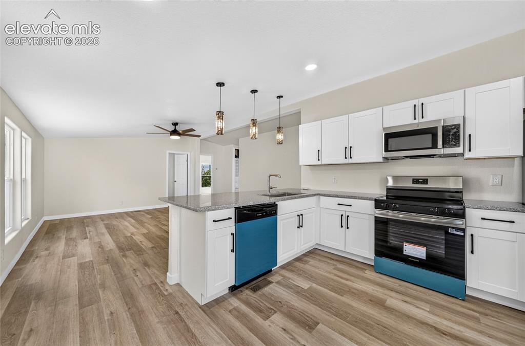 Image 8 of 25: Kitchen