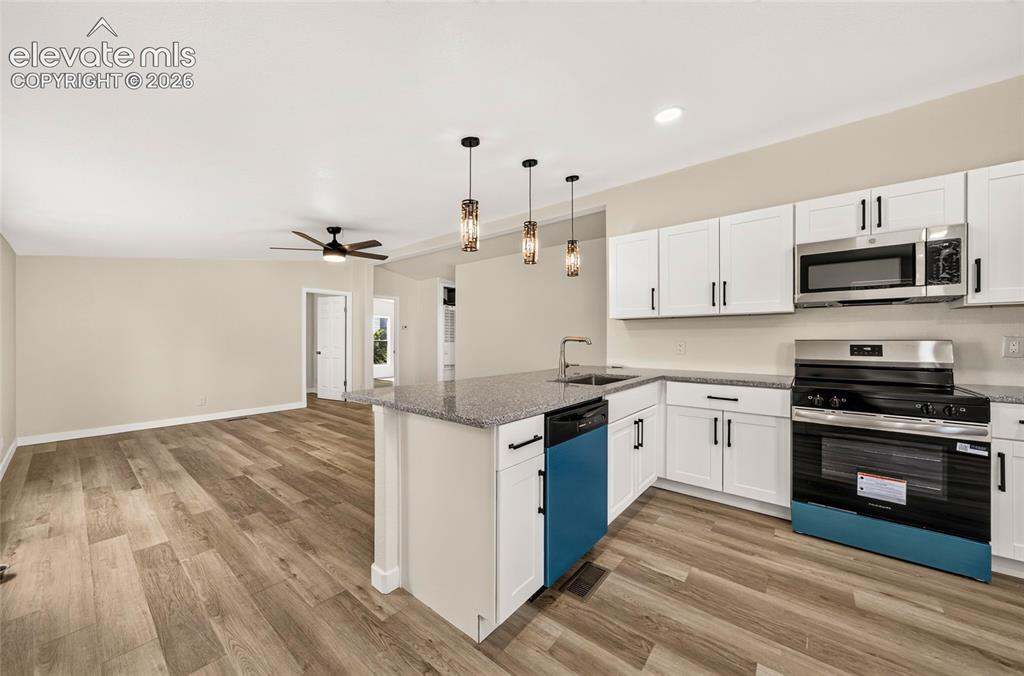 Image 9 of 25: Kitchen