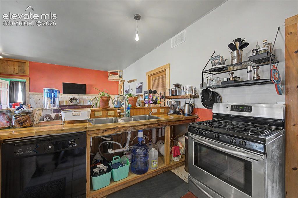 Image 13 of 45: Kitchen