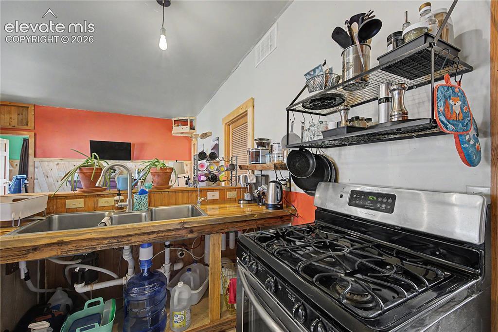 Image 14 of 45: Kitchen