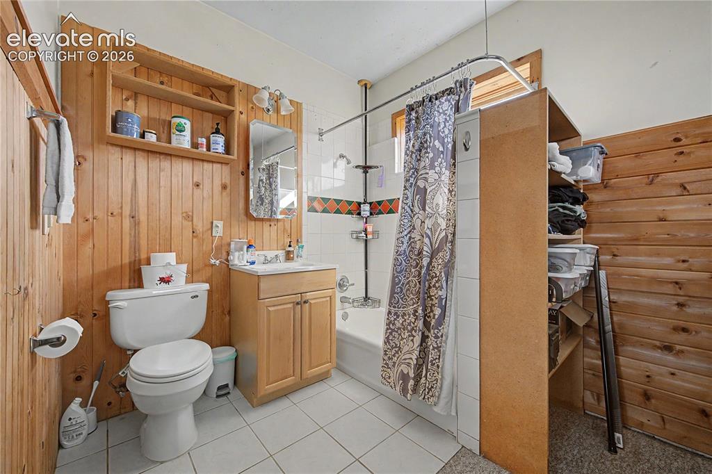 Image 18 of 45: Bathroom