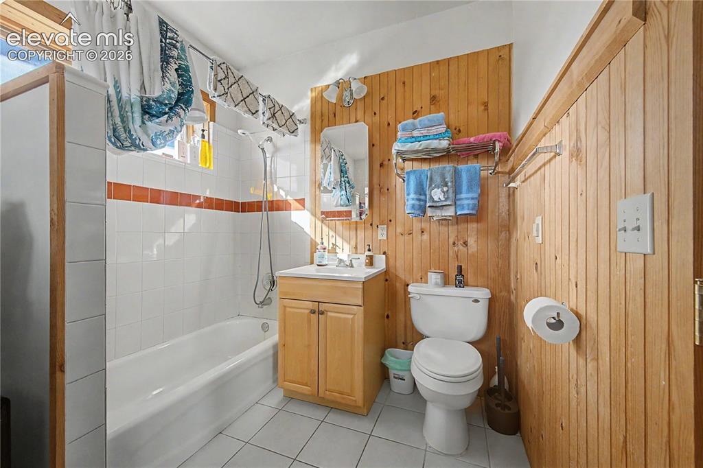 Image 21 of 45: Bathroom
