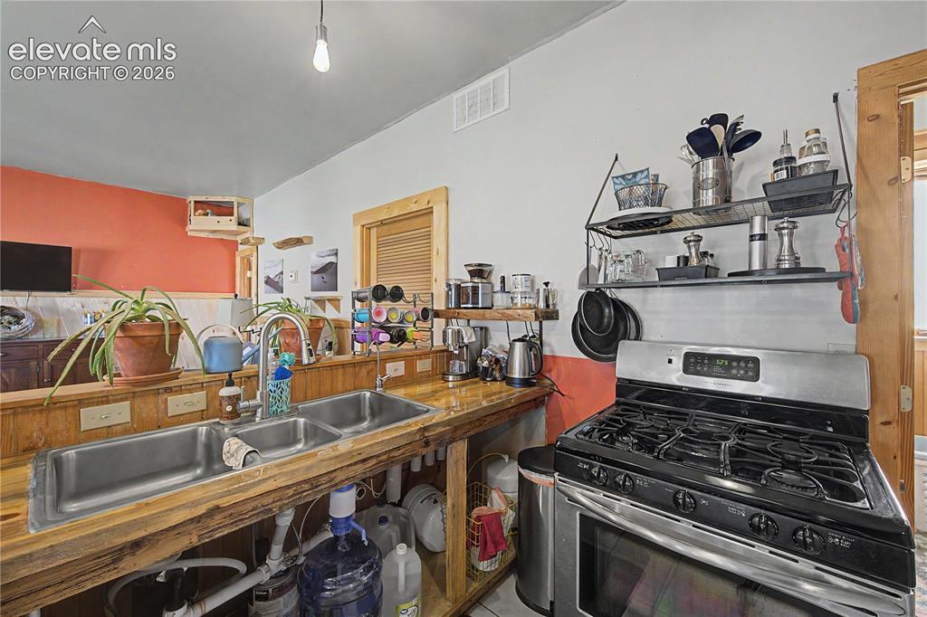 Image 4 of 45: Kitchen
