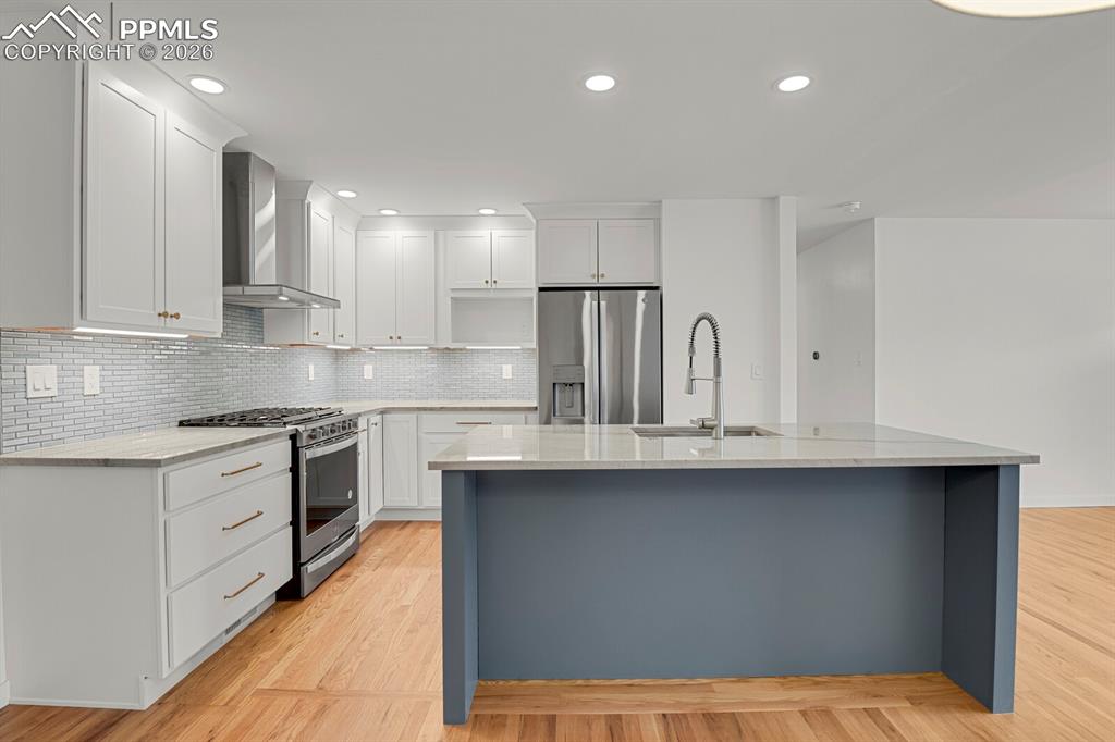 Image 10 of 40: Kitchen