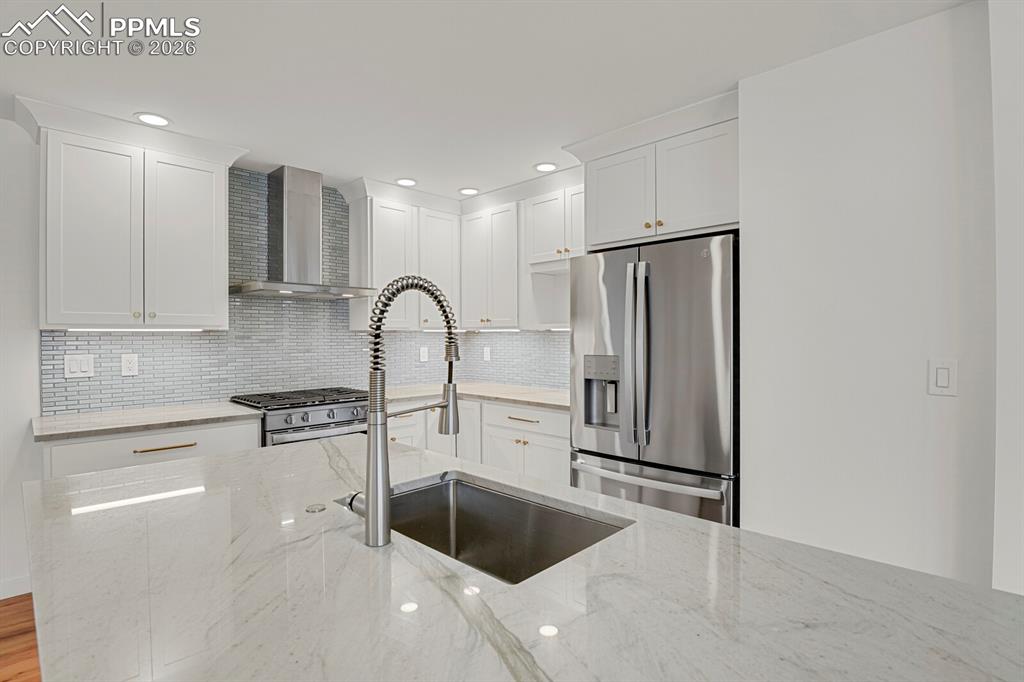 Image 11 of 40: Kitchen