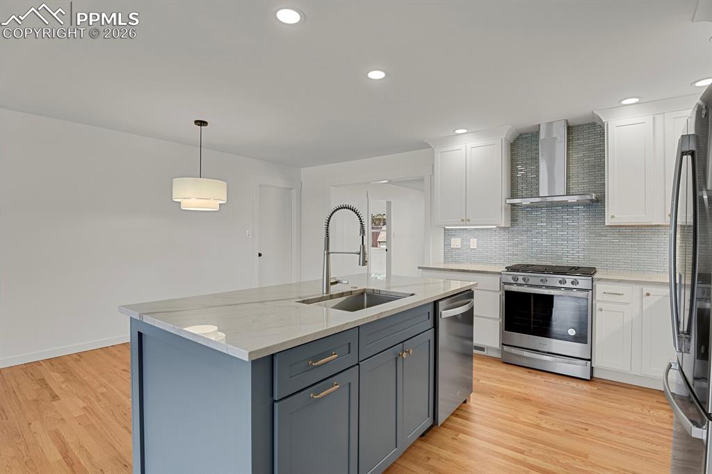 Image 13 of 40: Kitchen